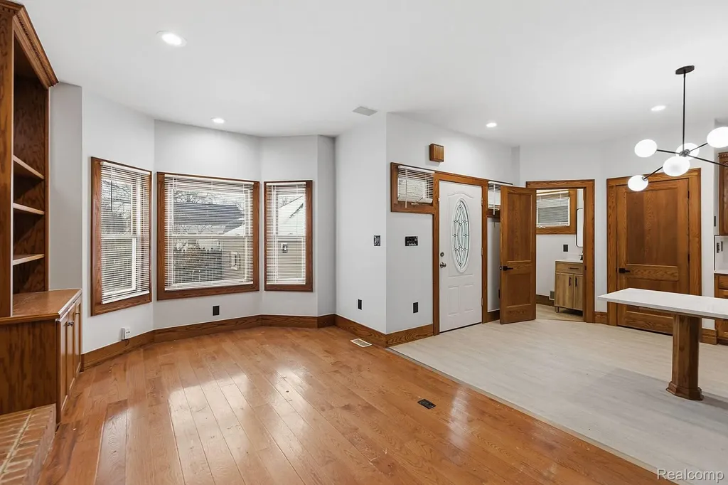 124 E Windemere Avenue Royal Oak City MI 48073