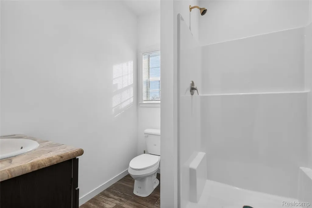 7527 Packard Avenue Warren City MI 48091