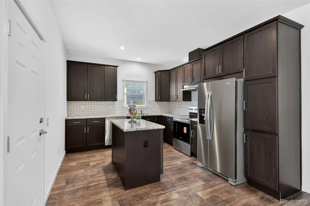 7527 Packard Avenue Warren City MI 48091