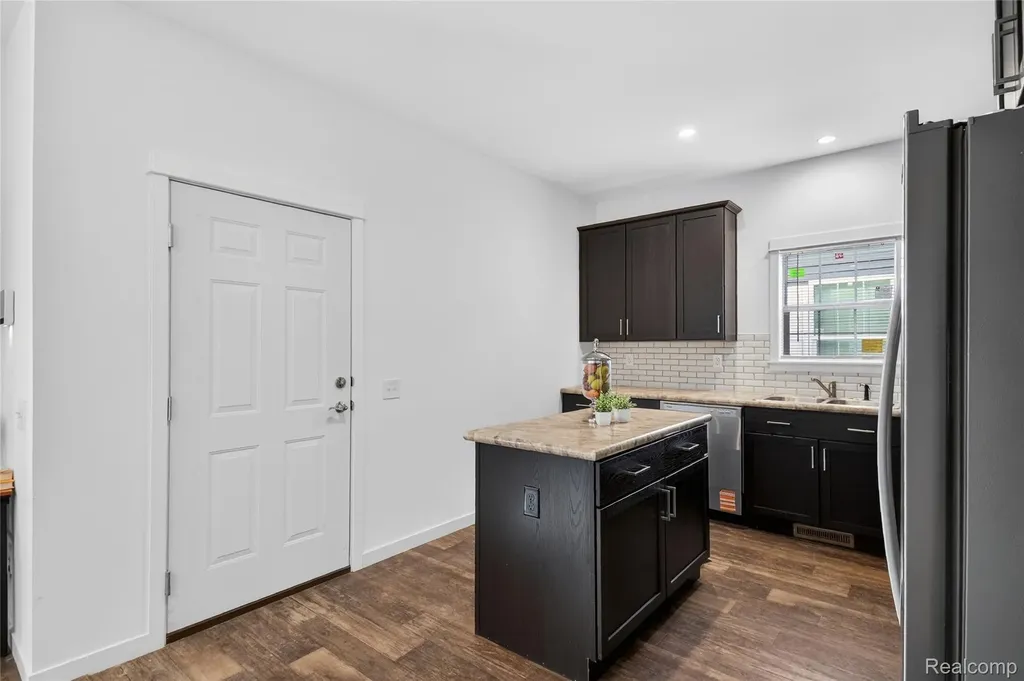 7527 Packard Avenue Warren City MI 48091