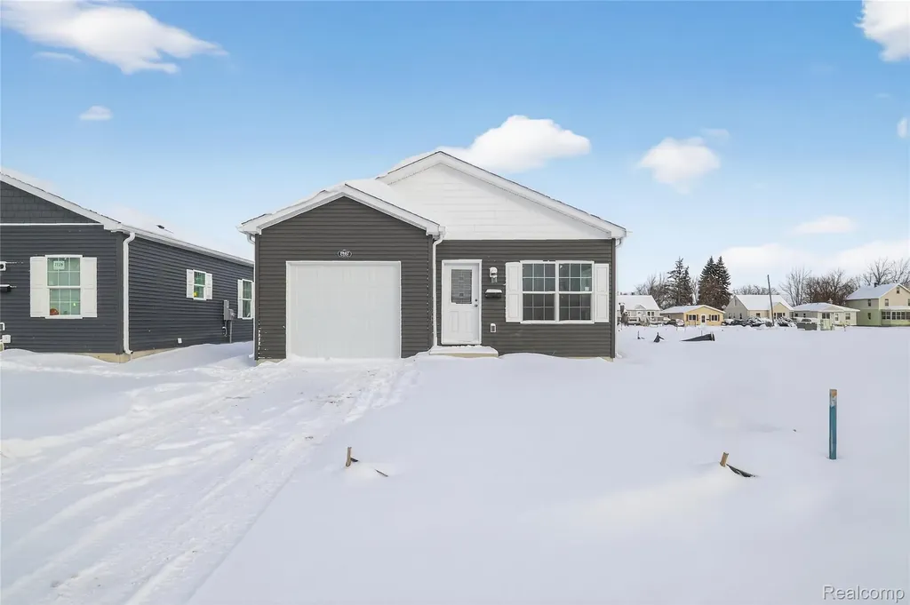 7527 Packard Avenue Warren City MI 48091
