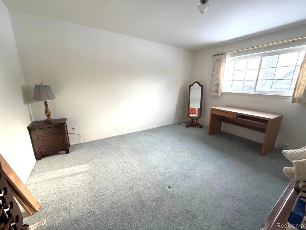 671 E Fox Hills Drive Bloomfield Charter Township MI 48304