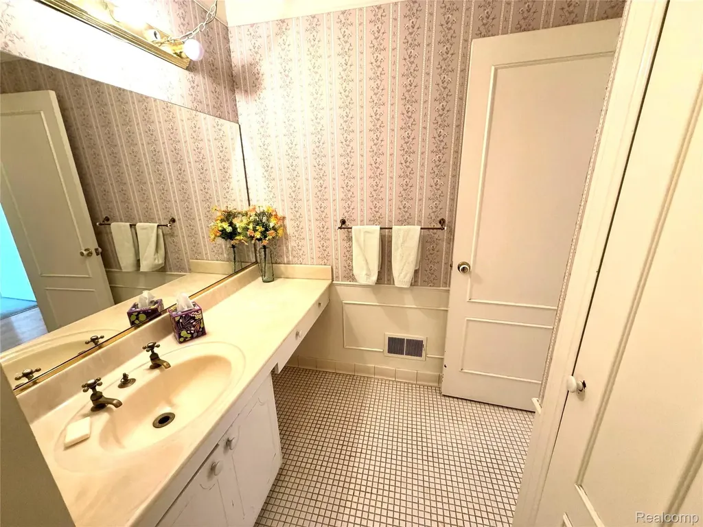 671 E Fox Hills Drive Bloomfield Charter Township MI 48304