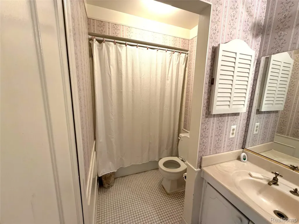 671 E Fox Hills Drive Bloomfield Charter Township MI 48304