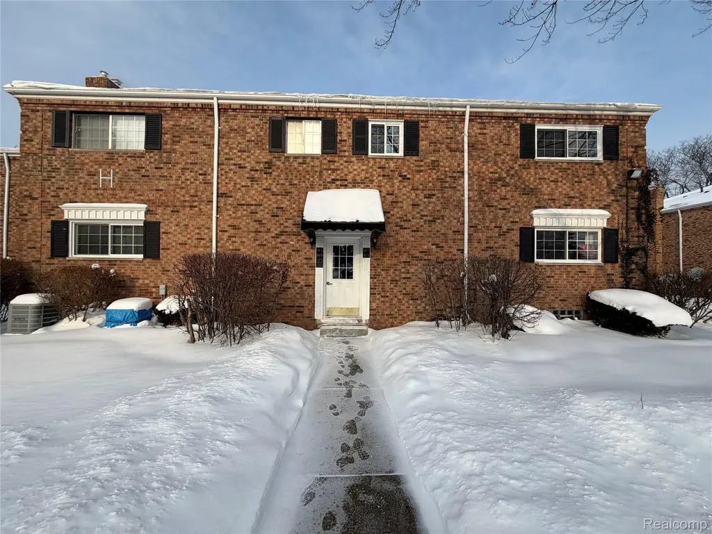 671 E Fox Hills Drive Bloomfield Charter Township MI 48304