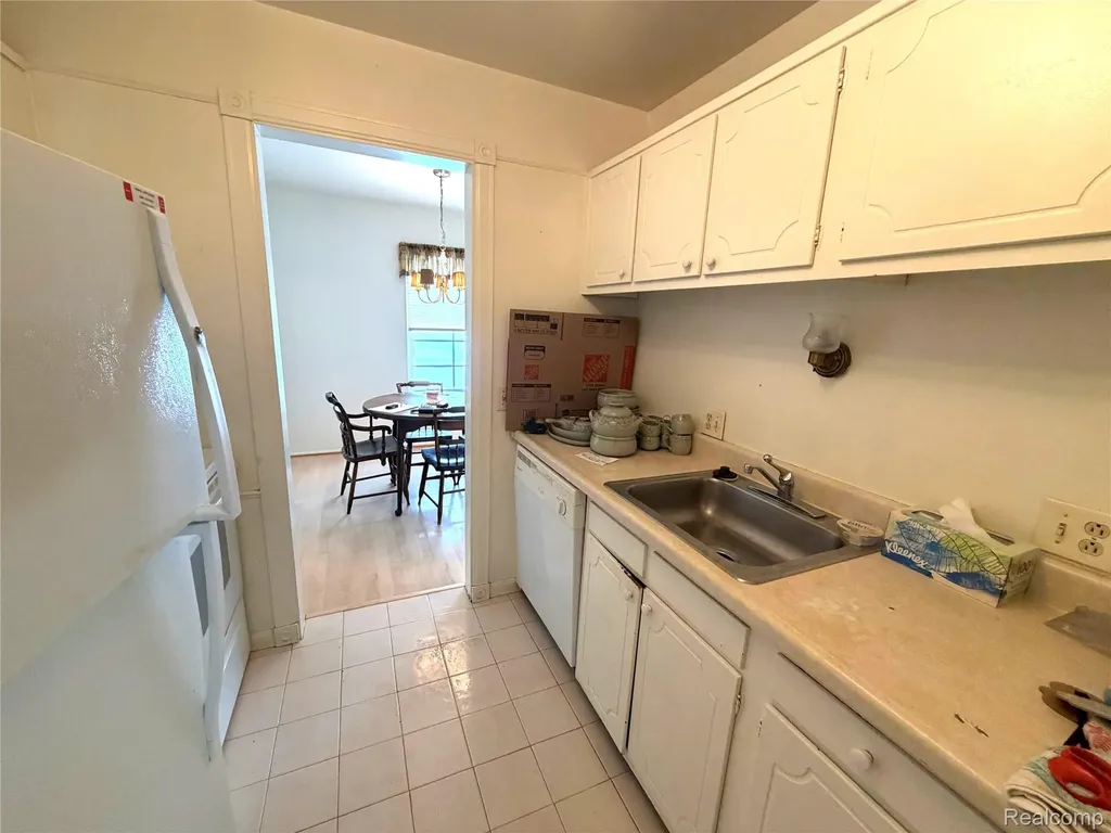 671 E Fox Hills Drive Bloomfield Charter Township MI 48304