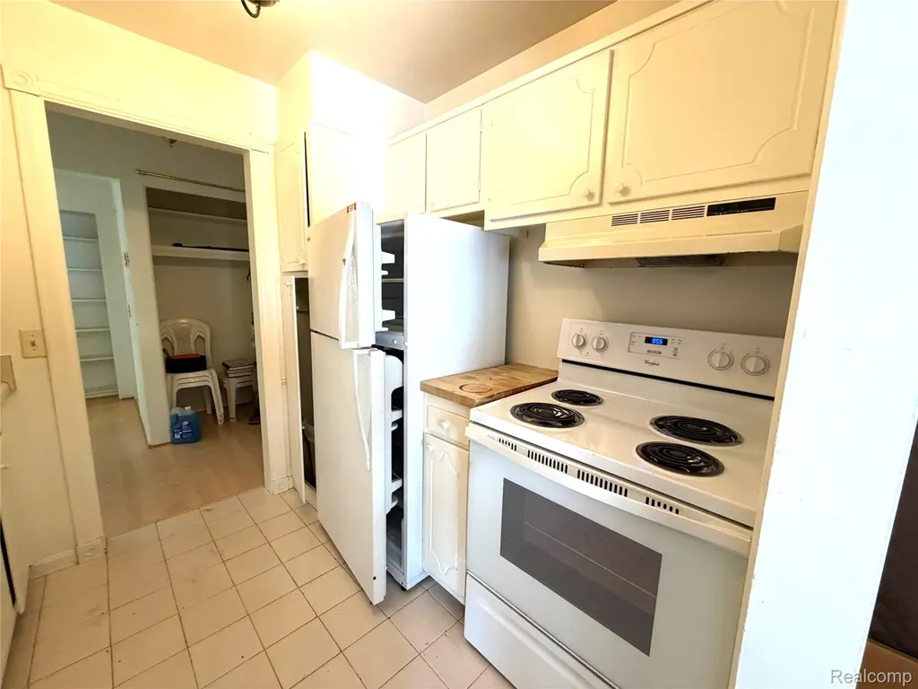671 E Fox Hills Drive Bloomfield Charter Township MI 48304