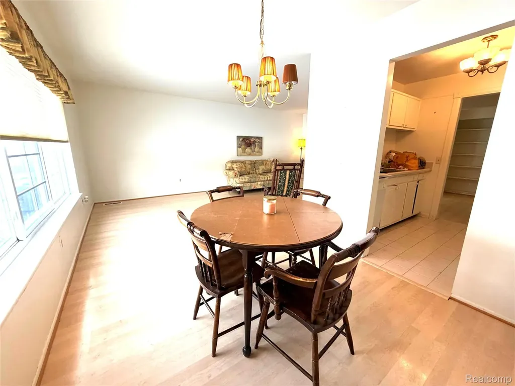 671 E Fox Hills Drive Bloomfield Charter Township MI 48304