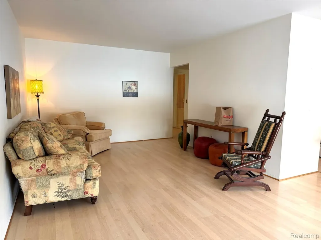 671 E Fox Hills Drive Bloomfield Charter Township MI 48304