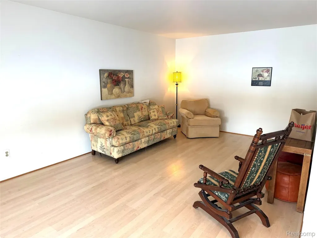 671 E Fox Hills Drive Bloomfield Charter Township MI 48304