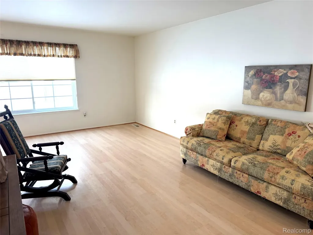 671 E Fox Hills Drive Bloomfield Charter Township MI 48304