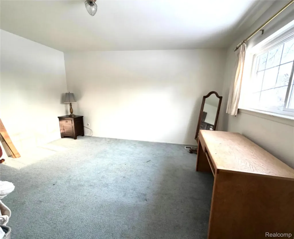 671 E Fox Hills Drive Bloomfield Charter Township MI 48304