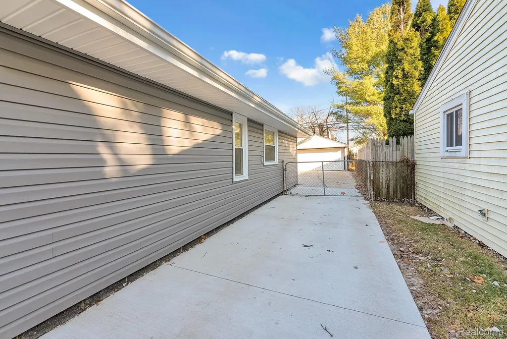 8029 Roosevelt Street Taylor City MI 48180