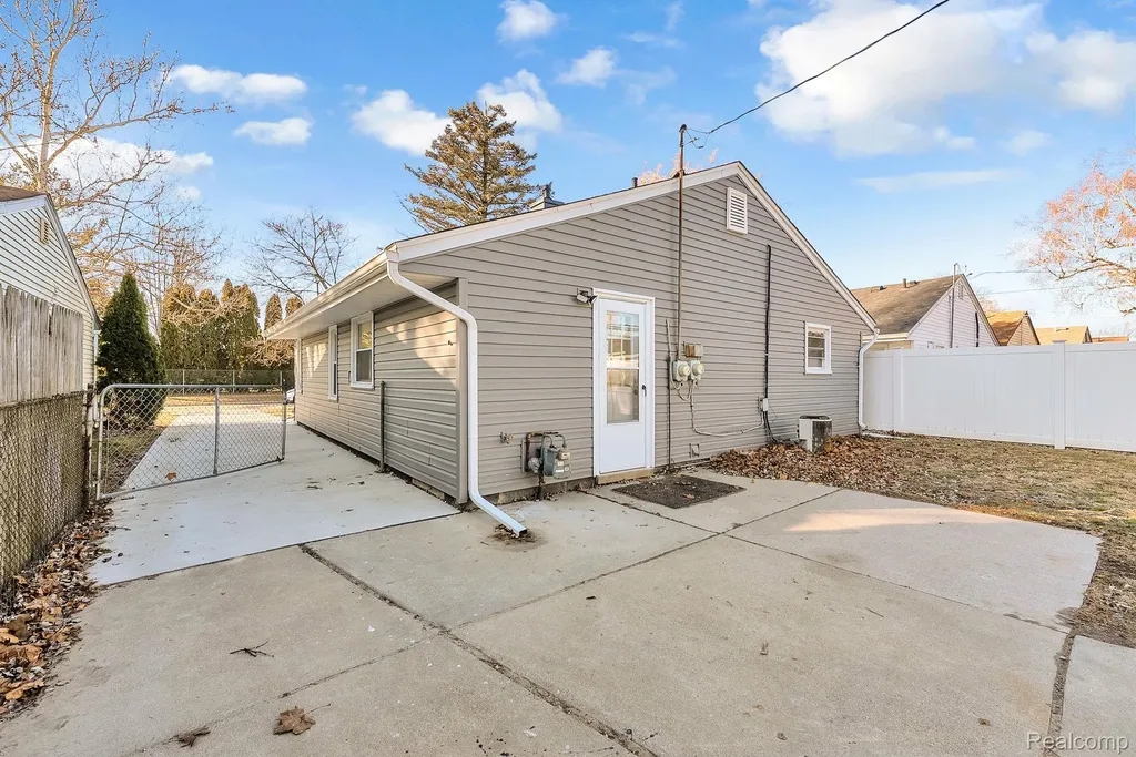 8029 Roosevelt Street Taylor City MI 48180