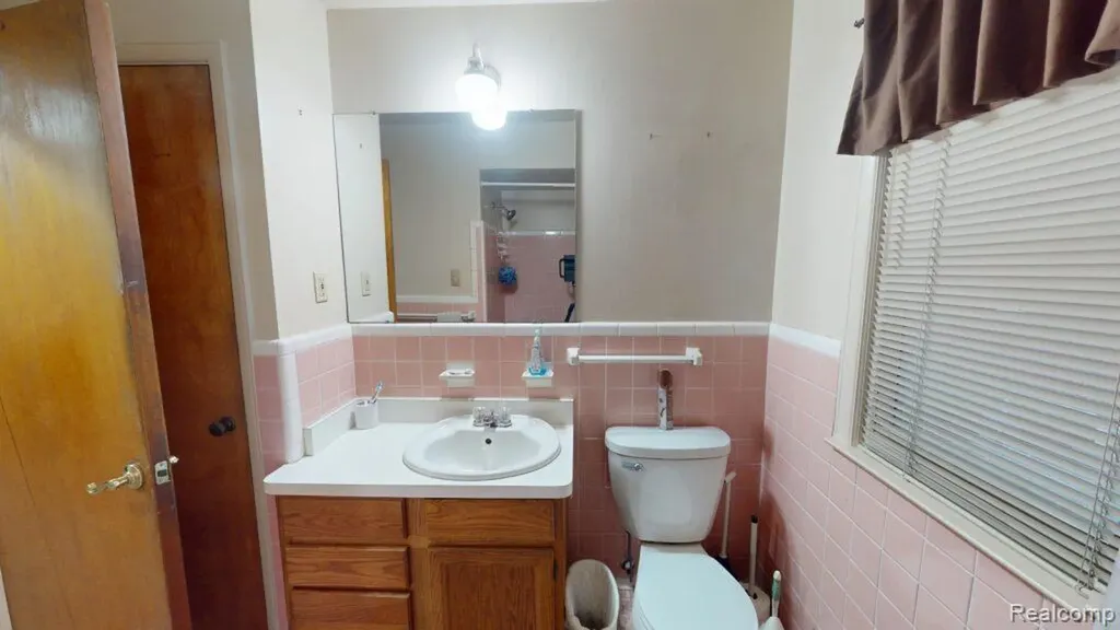 20201 Lochmoor Street Harper Woods City MI 48225