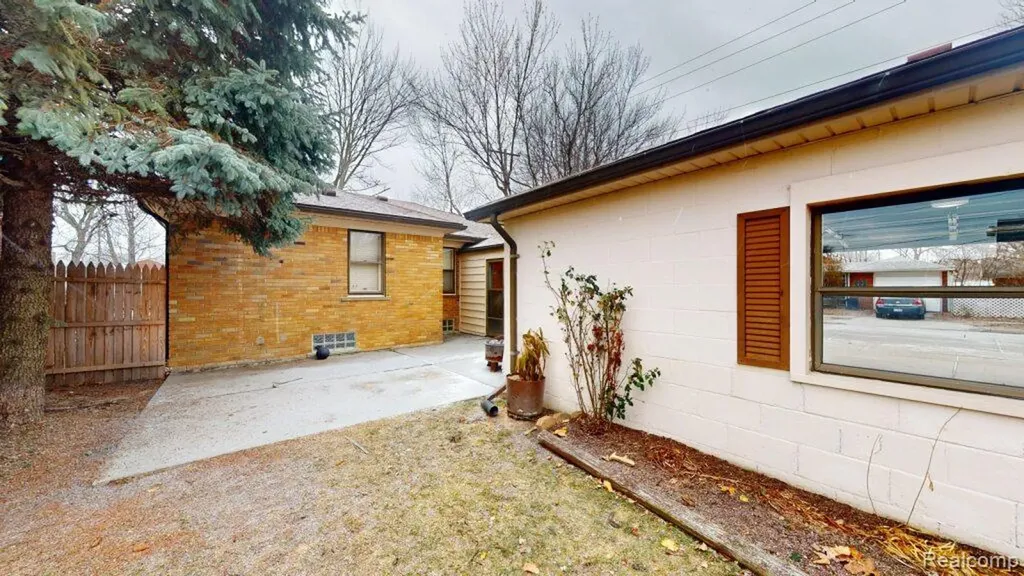 20201 Lochmoor Street Harper Woods City MI 48225