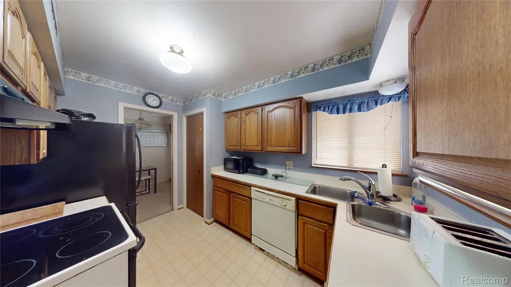 20201 Lochmoor Street Harper Woods City MI 48225
