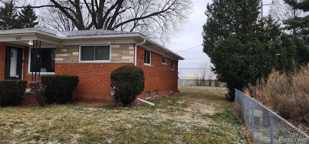 21792 Elmwood Avenue Eastpointe City MI 48021
