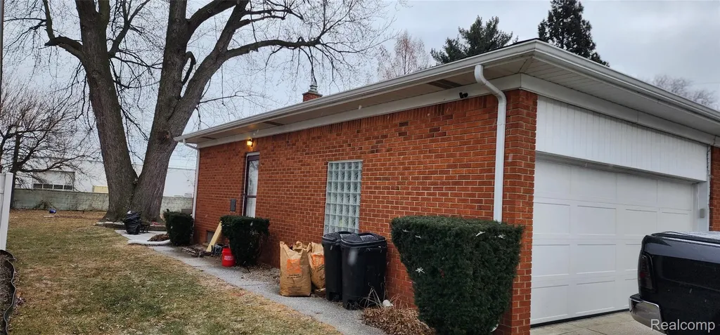 21792 Elmwood Avenue Eastpointe City MI 48021