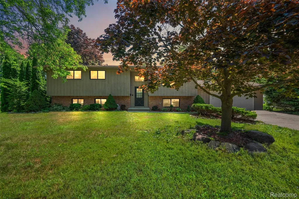 7427 Emerson Washington Township MI 48094