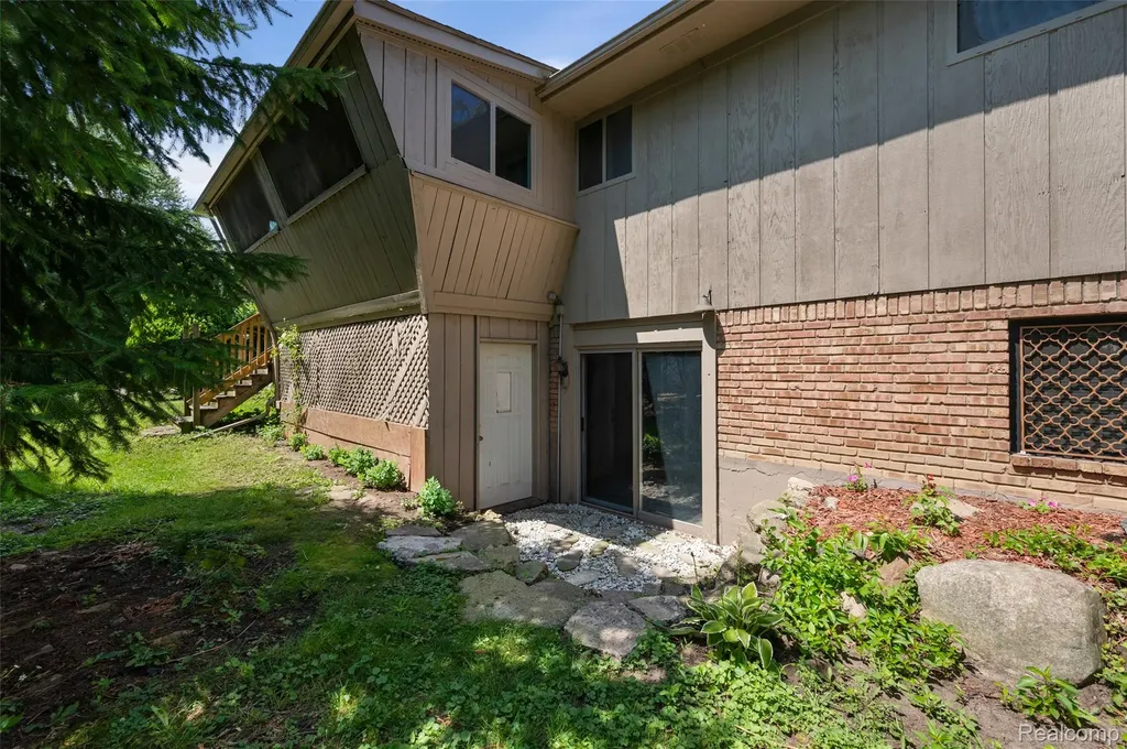 7427 Emerson Washington Township MI 48094