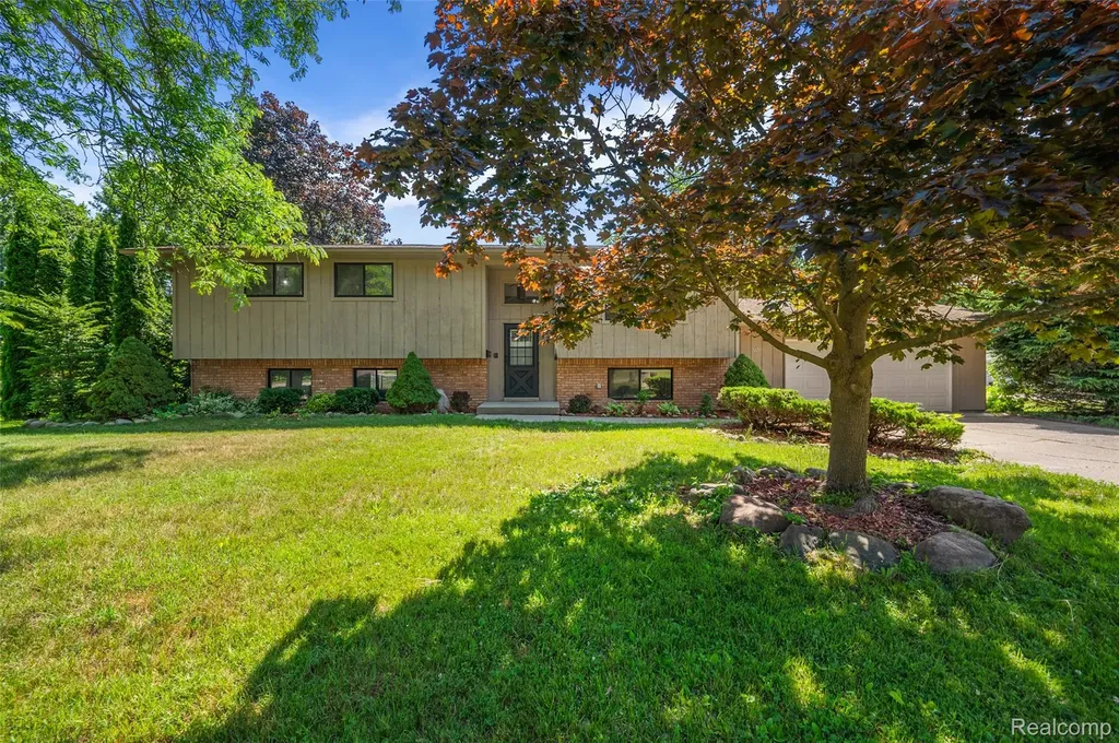 7427 Emerson Washington Township MI 48094