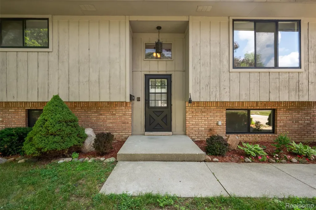 7427 Emerson Washington Township MI 48094