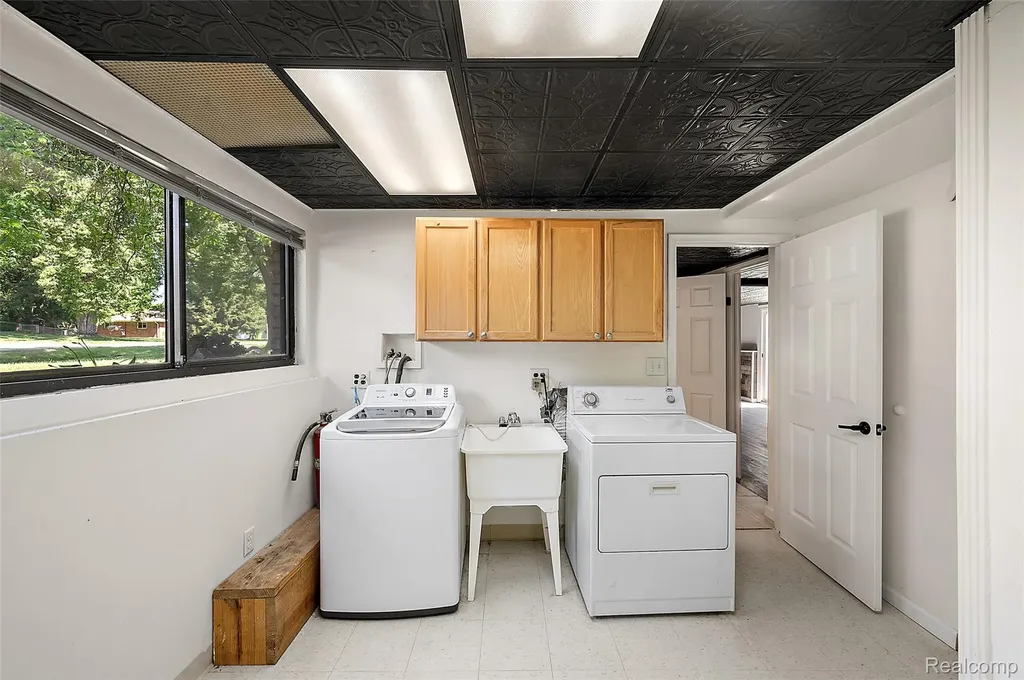 7427 Emerson Washington Township MI 48094
