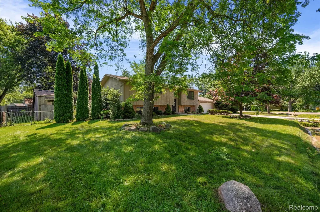 7427 Emerson Washington Township MI 48094