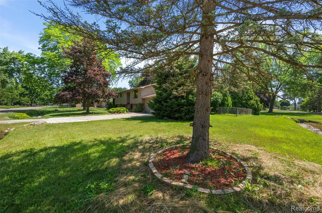 7427 Emerson Washington Township MI 48094