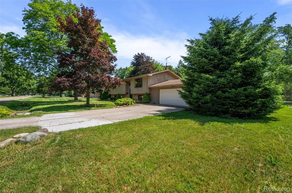 7427 Emerson Washington Township MI 48094