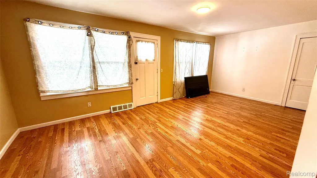 98 E New York Avenue Pontiac City MI 48340