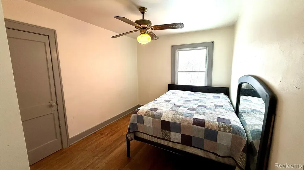 98 E New York Avenue Pontiac City MI 48340