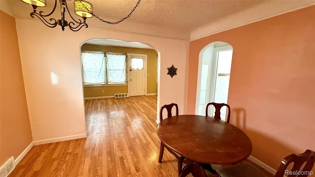 98 E New York Avenue Pontiac City MI 48340