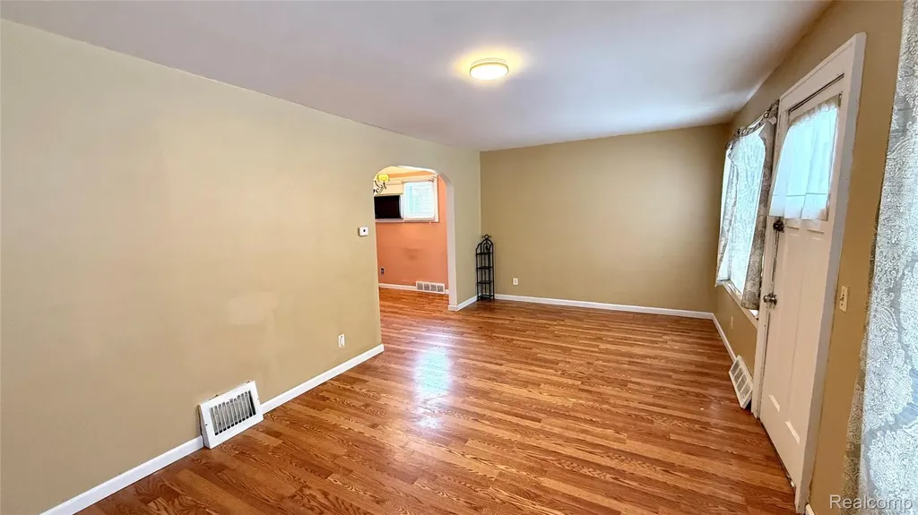 98 E New York Avenue Pontiac City MI 48340