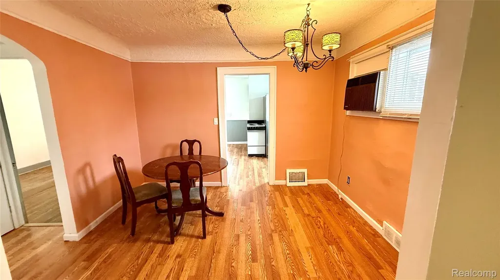 98 E New York Avenue Pontiac City MI 48340
