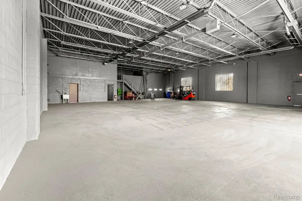 23201 Roseberry Avenue Warren City MI 48089