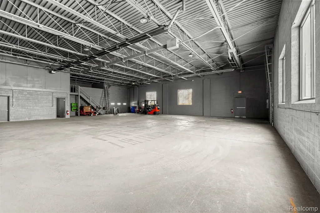 23201 Roseberry Avenue Warren City MI 48089