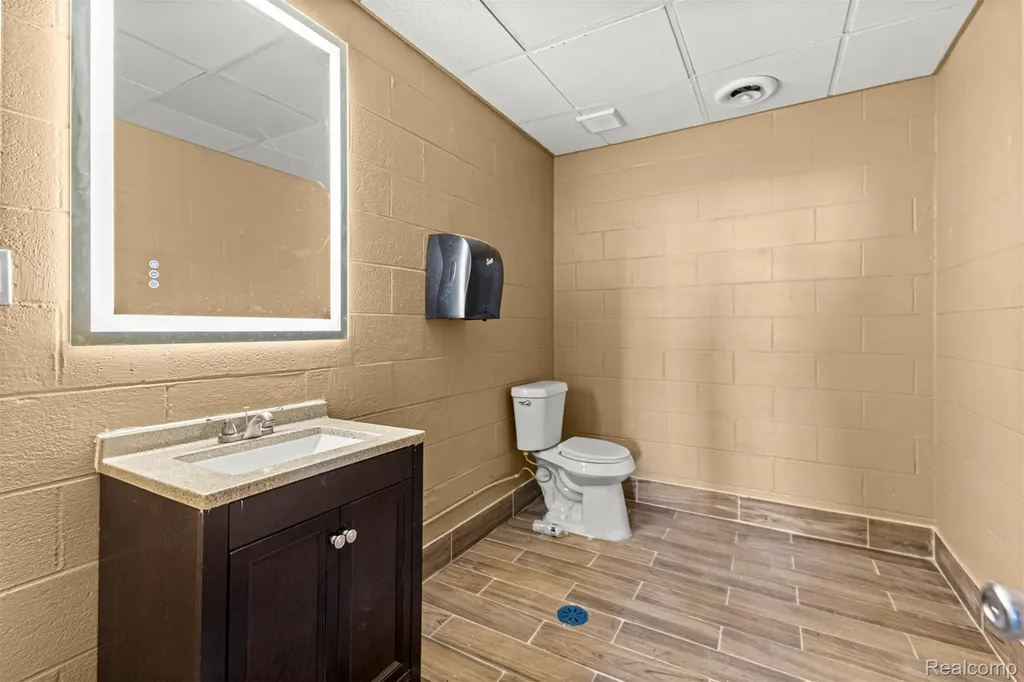 23201 Roseberry Avenue Warren City MI 48089