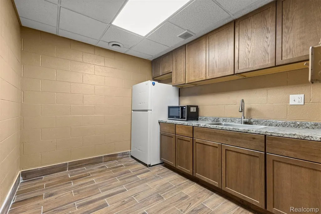 23201 Roseberry Avenue Warren City MI 48089