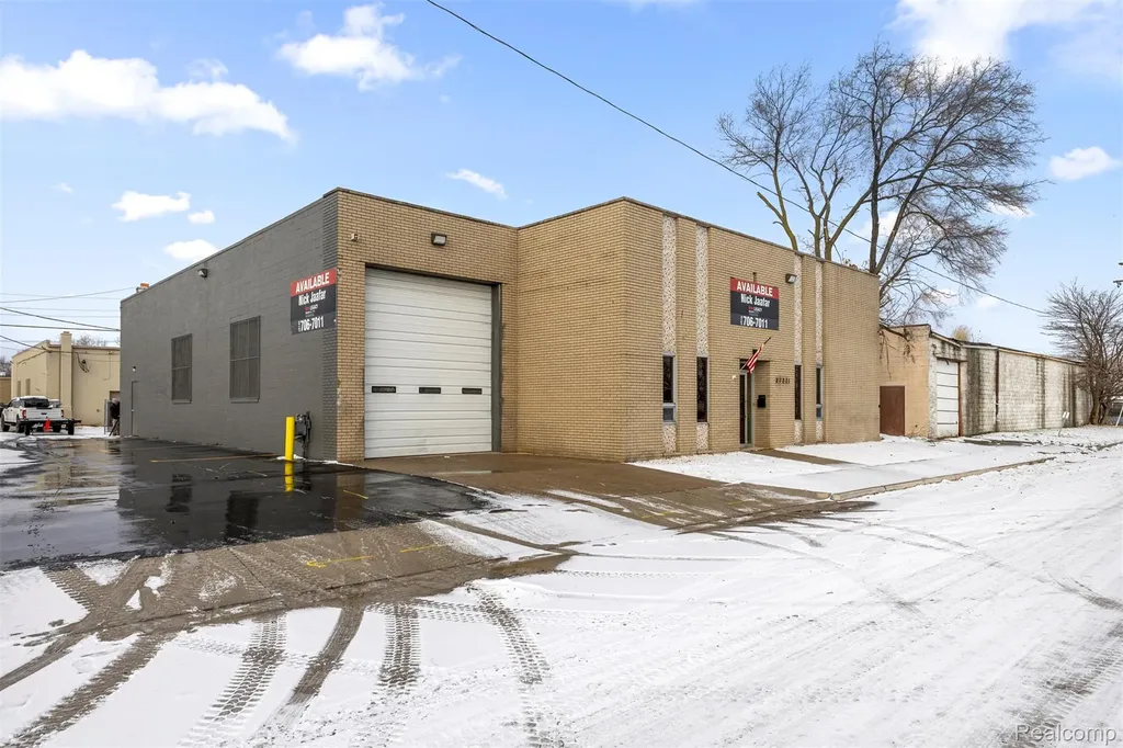 23201 Roseberry Avenue Warren City MI 48089