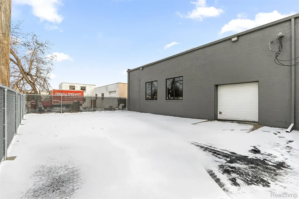 23201 Roseberry Avenue Warren City MI 48089