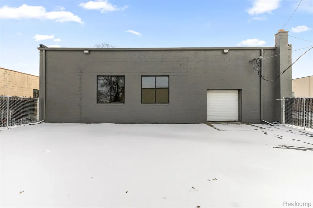 23201 Roseberry Avenue Warren City MI 48089