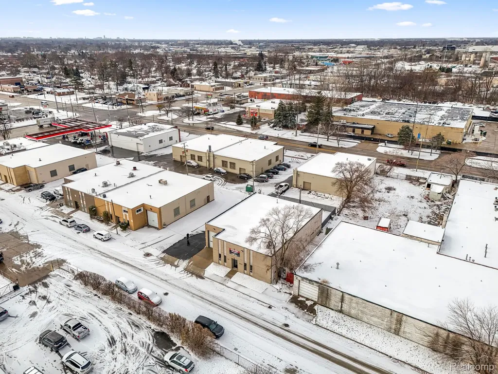 23201 Roseberry Avenue Warren City MI 48089