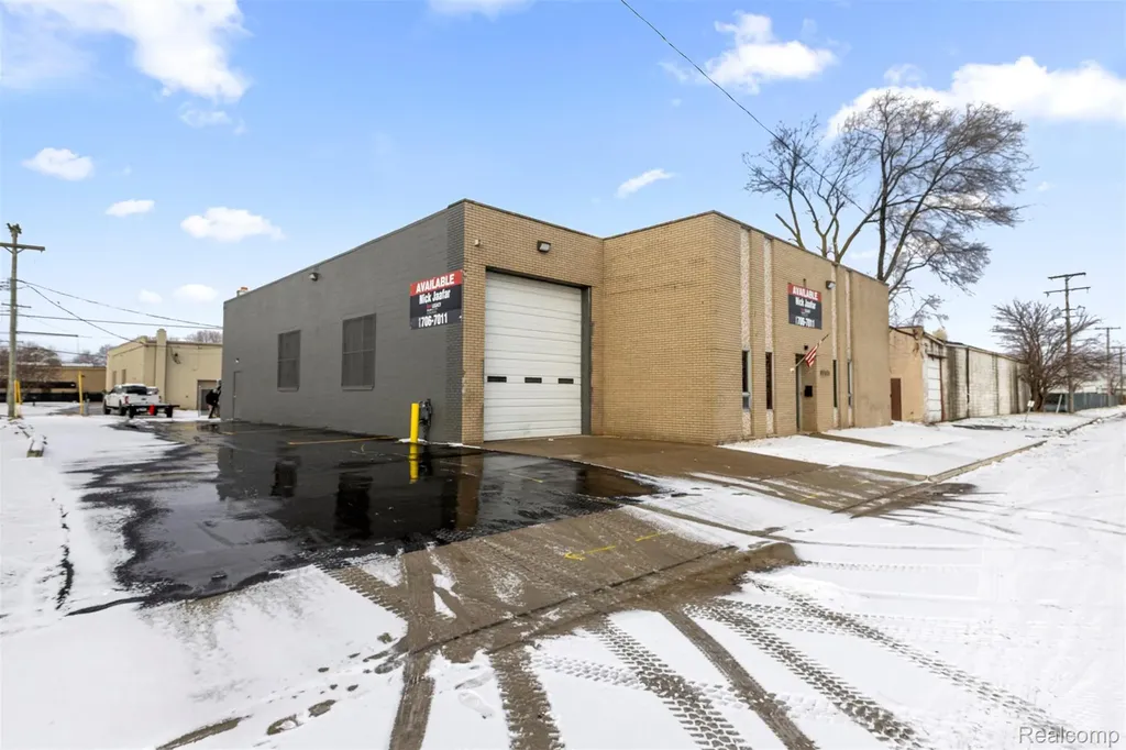 23201 Roseberry Avenue Warren City MI 48089