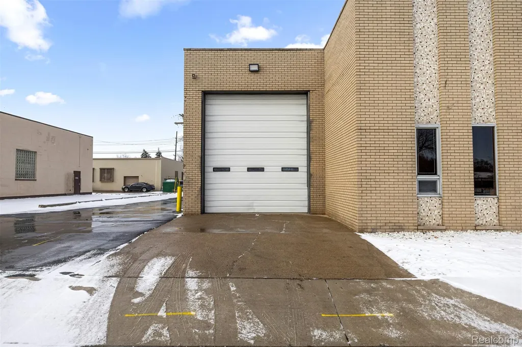 23201 Roseberry Avenue Warren City MI 48089