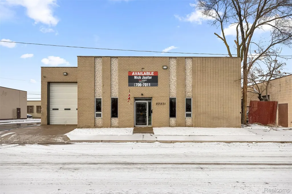 23201 Roseberry Avenue Warren City MI 48089