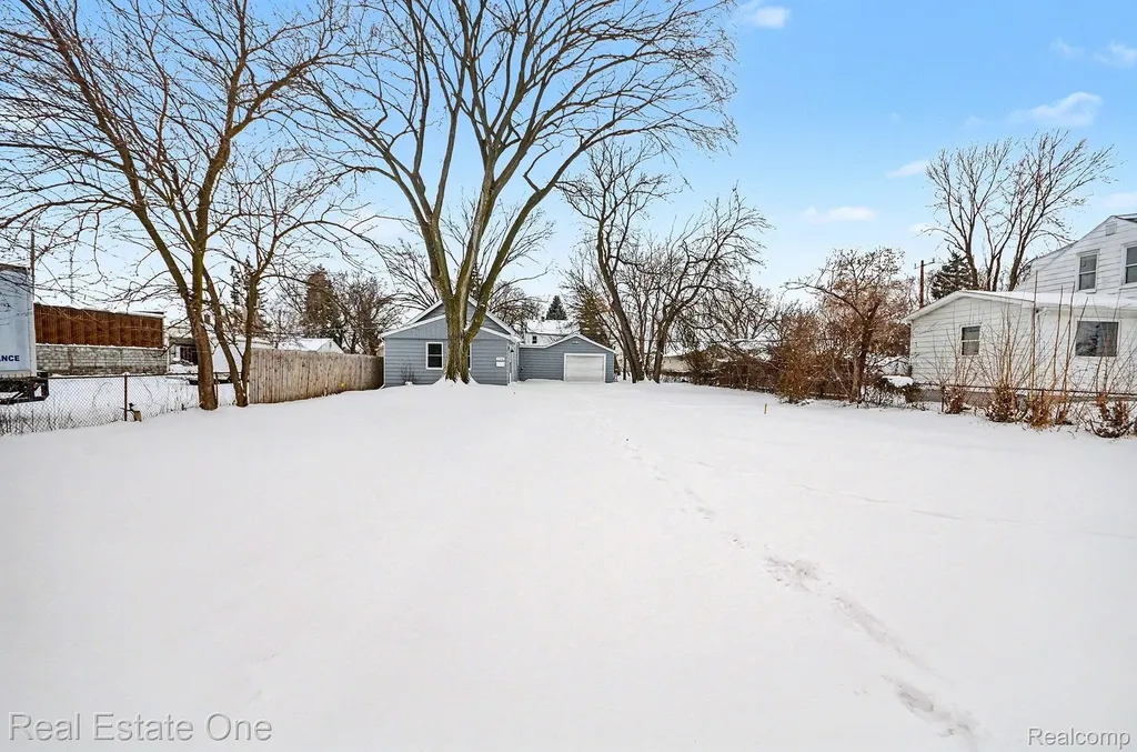20801 Elroy Avenue Warren City MI 48089