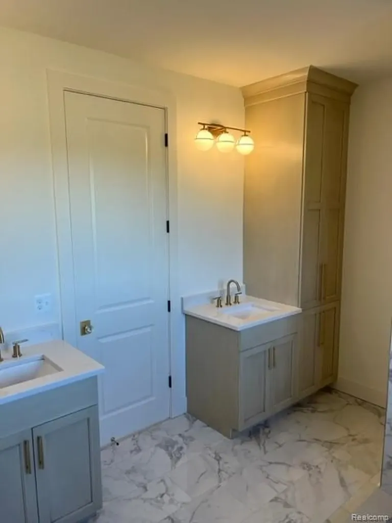 01 Bur Oak Lane Oakland Charter Township MI 48363