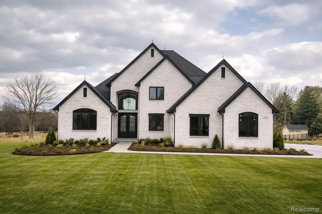 01 Bur Oak Lane Oakland Charter Township MI 48363